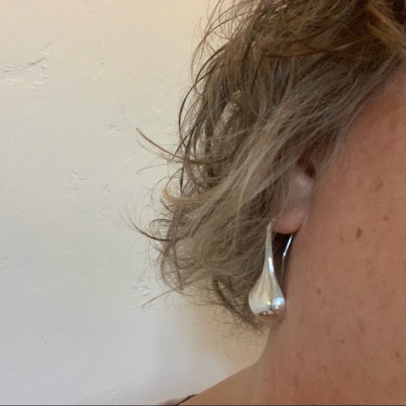 🧡 Silver Teardrop Earrings - Picture 2 of 7